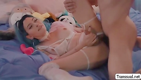 Slutty amateur babe gets her big vibrator deepthroated